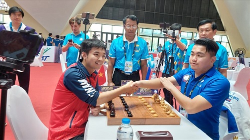 Sok Limheng excellently won the snail chess gold medal
