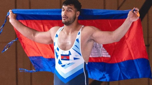 Subali Makes History by Winning Gold in First Cambodian Wrestling Match at 32nd SEA Games
